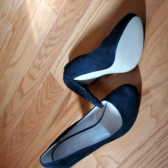 Stunning Nine West dress shoes. Holiday or formal favorite. In black suede. - Picture 5 of 5